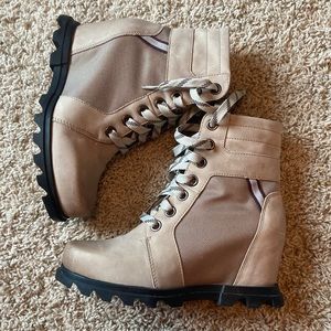 Joan of Arctic wedge size 7.5